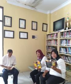 Membaca Buku di Perpustakaan Kalurahan Duwet